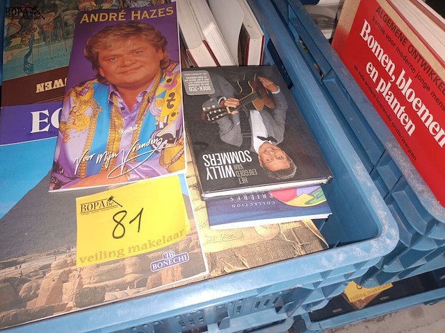 Lot 81 - boeken. 2 bakken - afbeelding 3 van  3