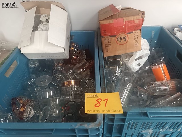 Lot 81 - glazen. 2 bakken - afbeelding 1 van  5