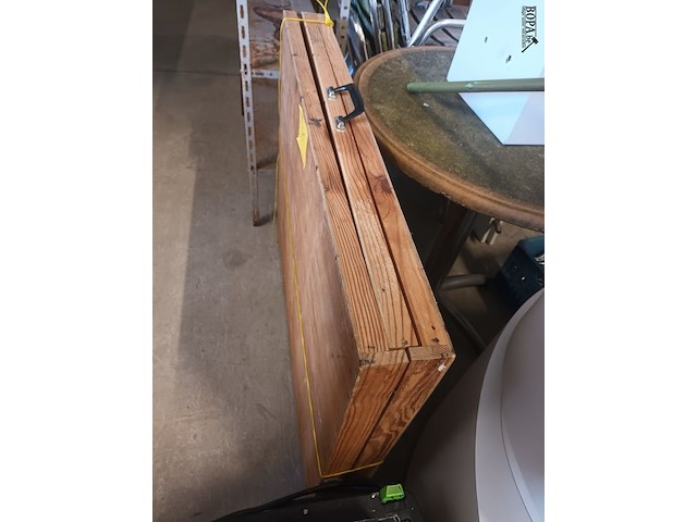 Lot 81 - houten behangerstafel - afbeelding 2 van  3
