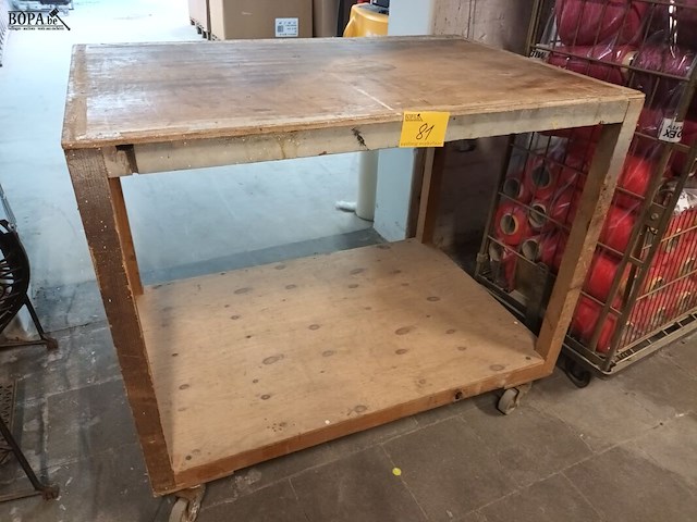 Lot 81 - houten mobiele werktafel - afbeelding 1 van  3