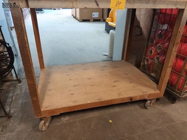 Lot 81 - houten mobiele werktafel - afbeelding 2 van  3