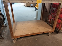 Lot 81 - houten mobiele werktafel - afbeelding 2 van  3