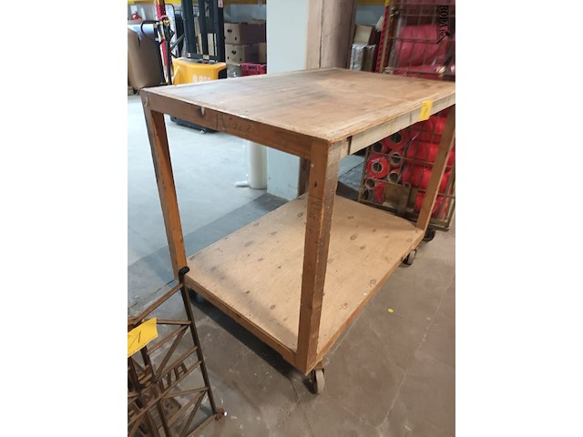 Lot 81 - houten mobiele werktafel - afbeelding 3 van  3