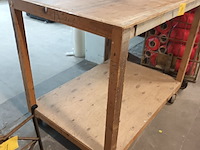 Lot 81 - houten mobiele werktafel - afbeelding 3 van  3