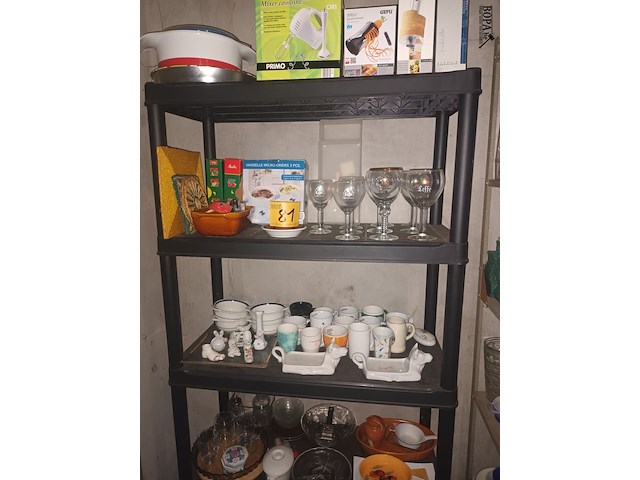 Lot 81 - keukengerei en huisraad. inhoud rek - afbeelding 1 van  4