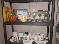 Lot 81 - keukengerei en huisraad. inhoud rek - afbeelding 1 van  4