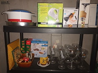 Lot 81 - keukengerei en huisraad. inhoud rek - afbeelding 2 van  4