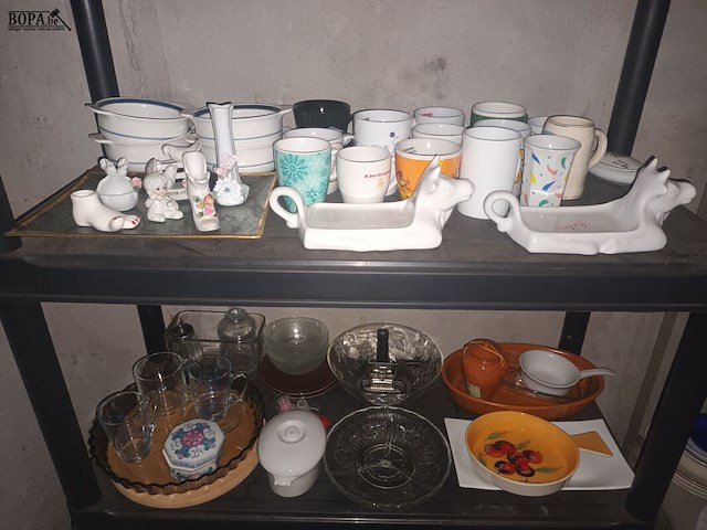 Lot 81 - keukengerei en huisraad. inhoud rek - afbeelding 3 van  4