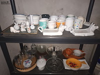 Lot 81 - keukengerei en huisraad. inhoud rek - afbeelding 3 van  4