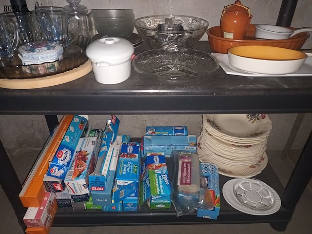 Lot 81 - keukengerei en huisraad. inhoud rek - afbeelding 4 van  4