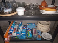 Lot 81 - keukengerei en huisraad. inhoud rek - afbeelding 4 van  4