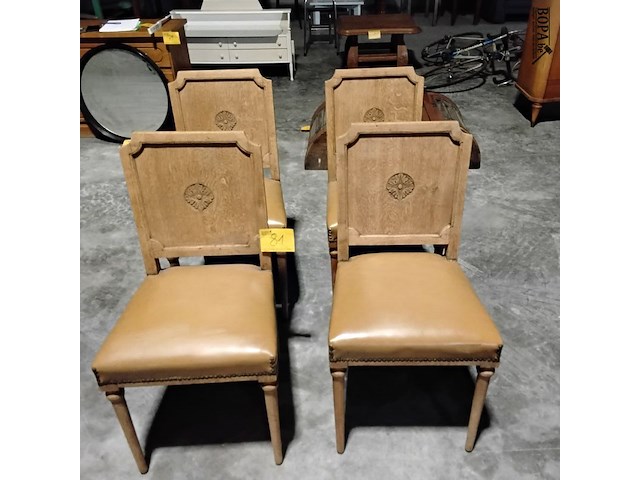 Lot 81 - klassieke houten eetkamerstoelen met lederen bekleding en de - afbeelding 1 van  7