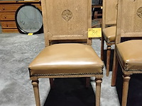 Lot 81 - klassieke houten eetkamerstoelen met lederen bekleding en de - afbeelding 2 van  7