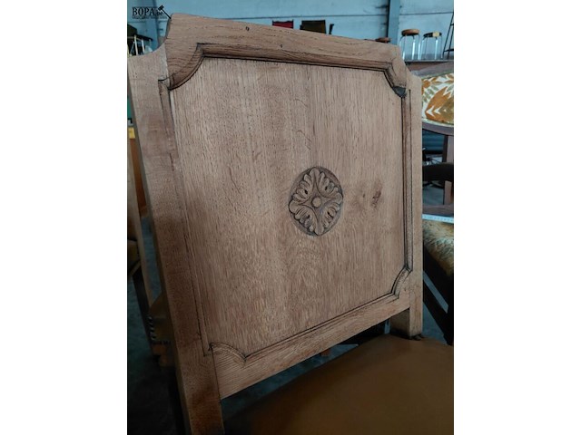 Lot 81 - klassieke houten eetkamerstoelen met lederen bekleding en de - afbeelding 5 van  7