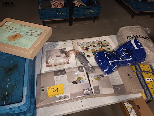 Lot 81 - linnen en paraplu. 8 stuks - afbeelding 1 van  5