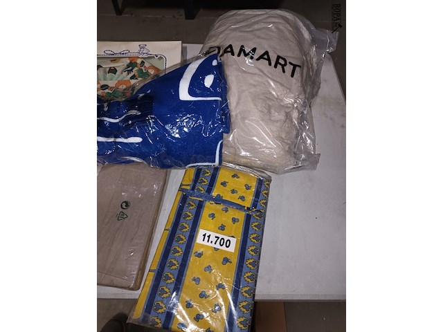 Lot 81 - linnen en paraplu. 8 stuks - afbeelding 2 van  5