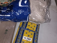 Lot 81 - linnen en paraplu. 8 stuks - afbeelding 2 van  5