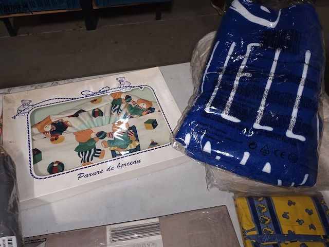 Lot 81 - linnen en paraplu. 8 stuks - afbeelding 3 van  5