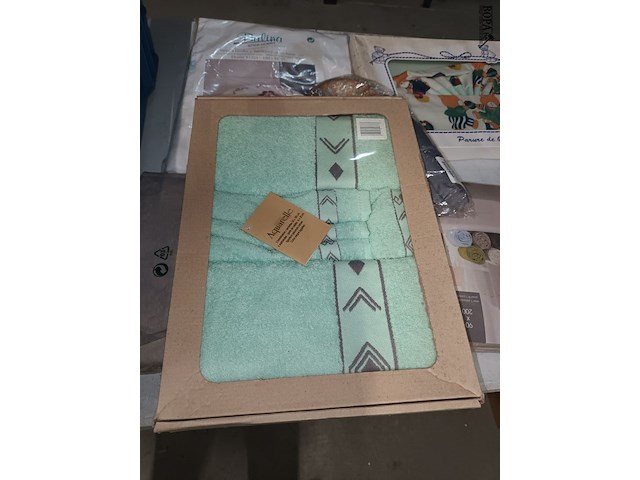 Lot 81 - linnen en paraplu. 8 stuks - afbeelding 5 van  5