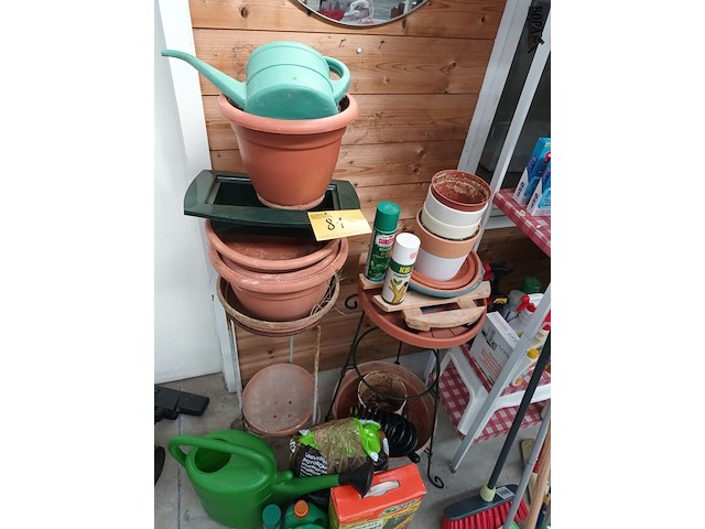 Lot 81 - lot tuinbenodigdheden - afbeelding 1 van  6