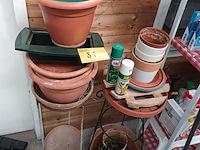 Lot 81 - lot tuinbenodigdheden - afbeelding 1 van  6