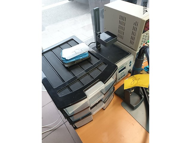 Lot 81 - materiaal voor gsm reparatie - afbeelding 8 van  9