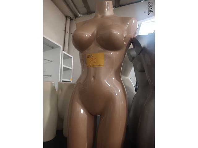 Lot 81 - paspop vrouw torso - afbeelding 1 van  2