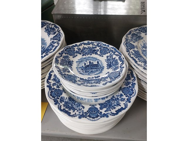 Lot 81 - servies ‘royal homes of britain’, ong 48 stuks - afbeelding 3 van  7