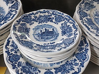 Lot 81 - servies ‘royal homes of britain’, ong 48 stuks - afbeelding 3 van  7