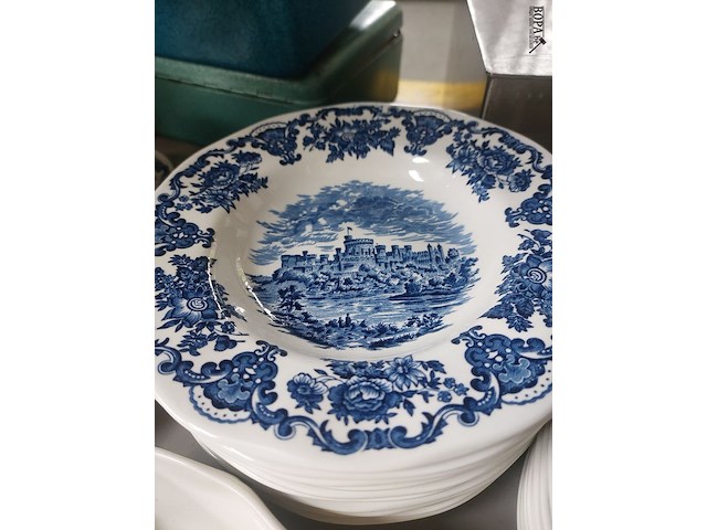 Lot 81 - servies ‘royal homes of britain’, ong 48 stuks - afbeelding 5 van  7