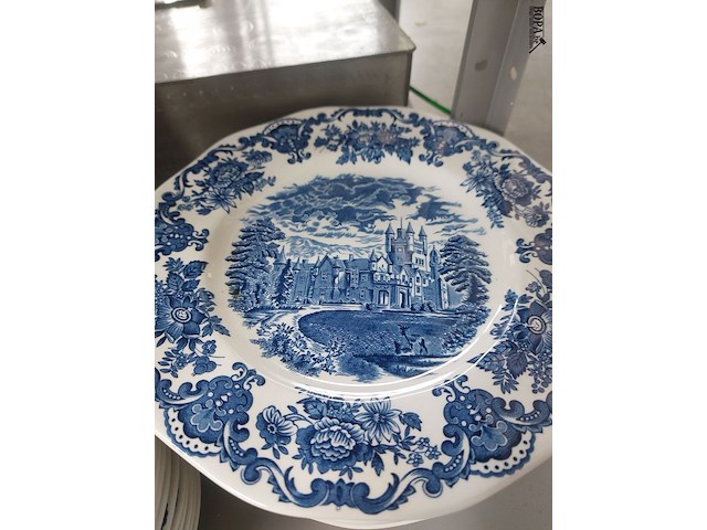 Lot 81 - servies ‘royal homes of britain’, ong 48 stuks - afbeelding 6 van  7