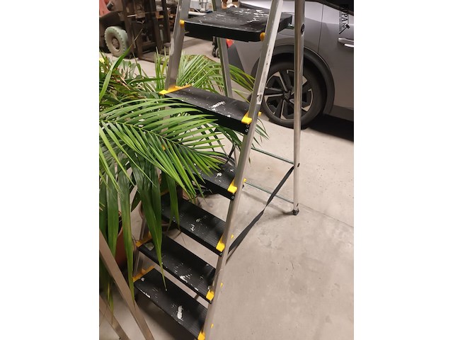 Lot 81 - trapladder - afbeelding 2 van  3