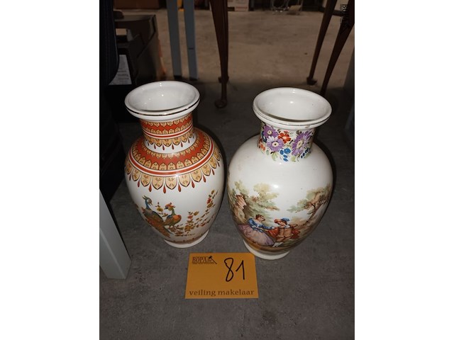 Lot 81 - vazen. 2 stuks - afbeelding 1 van  4