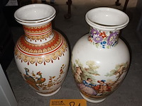 Lot 81 - vazen. 2 stuks - afbeelding 1 van  4