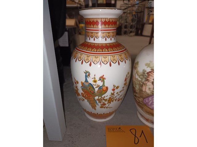 Lot 81 - vazen. 2 stuks - afbeelding 2 van  4