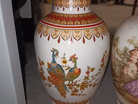 Lot 81 - vazen. 2 stuks - afbeelding 2 van  4