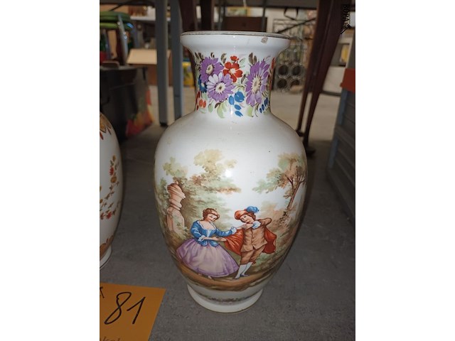 Lot 81 - vazen. 2 stuks - afbeelding 4 van  4