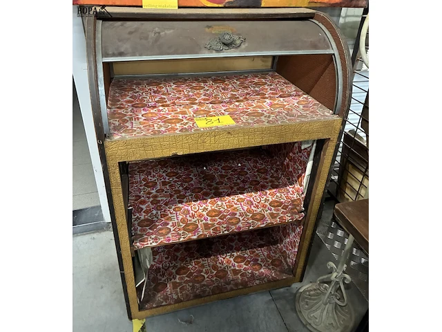 Lot 81 - vintage houten kast - afbeelding 1 van  2