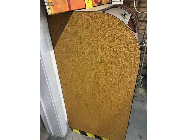 Lot 81 - vintage houten kast - afbeelding 2 van  2