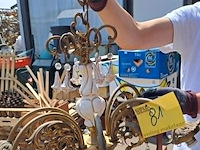 Lot 81 - vintage kroonluchter met witte keramische elementen - afbeelding 1 van  4
