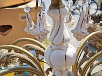 Lot 81 - vintage kroonluchter met witte keramische elementen - afbeelding 2 van  4