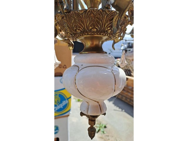 Lot 81 - vintage kroonluchter met witte keramische elementen - afbeelding 3 van  4