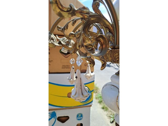 Lot 81 - vintage kroonluchter met witte keramische elementen - afbeelding 4 van  4