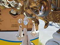Lot 81 - vintage kroonluchter met witte keramische elementen - afbeelding 4 van  4