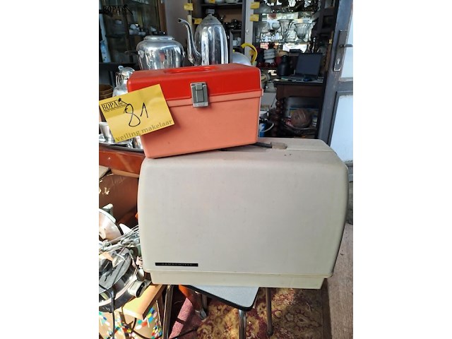 Lot 81 - vintage naaimachine riccar electra met voetpedaal en naaikof - afbeelding 1 van  3