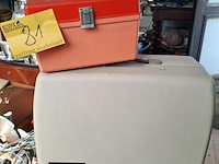 Lot 81 - vintage naaimachine riccar electra met voetpedaal en naaikof - afbeelding 1 van  3