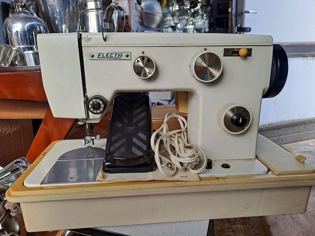Lot 81 - vintage naaimachine riccar electra met voetpedaal en naaikof - afbeelding 2 van  3