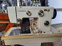 Lot 81 - vintage naaimachine riccar electra met voetpedaal en naaikof - afbeelding 2 van  3