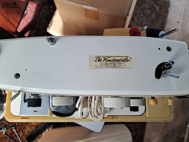 Lot 81 - vintage naaimachine riccar electra met voetpedaal en naaikof - afbeelding 3 van  3