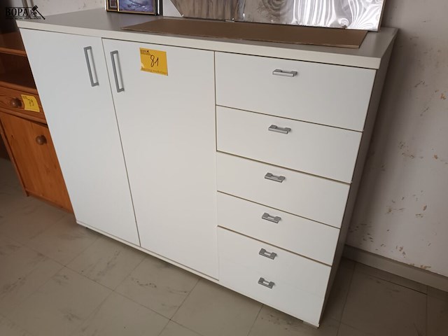 Lot 81 - witte melamine kast - afbeelding 2 van  3